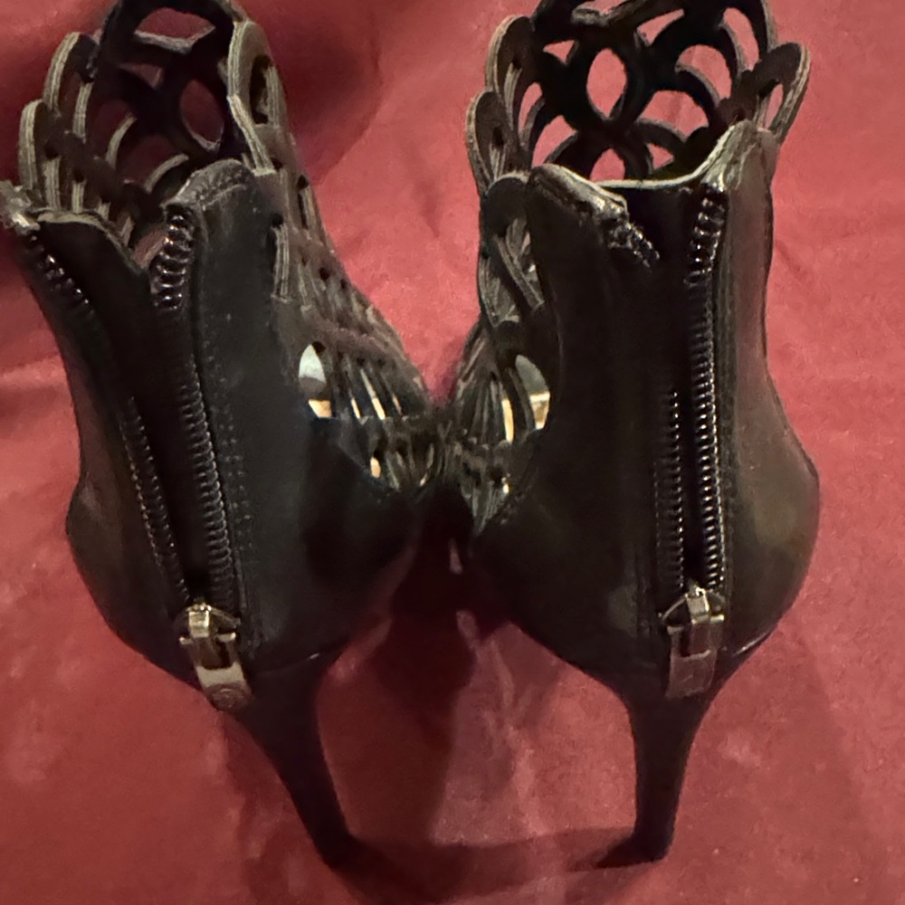 Vince Camuto Black Leather Caged Peep Toe Heels - Size 8 - New without Box - Picture 8 of 9